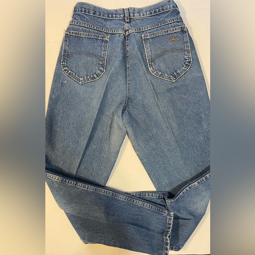 chic Relaxed High-Rise Jeans in Classic Blue